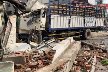 Vụ xe tải húc bay hàng loạt phương tiện: Tài xế khai gì?