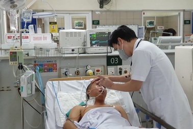 Uống rượu đám giỗ, 3 thanh niên cùng bị ngộ độc