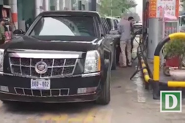 Đoàn xe "Quái thú" tiếp nhiên liệu tại cây xăng trên đường Lê Văn Lương