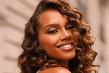 Vẻ đẹp ngọt ngào của nữ sinh 18 tuổi đăng quang Hoa hậu Pháp 2023