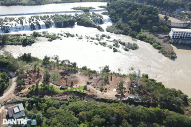 Tự ý đào ao, "tạo view đẹp" sát sông Sêrêpốk