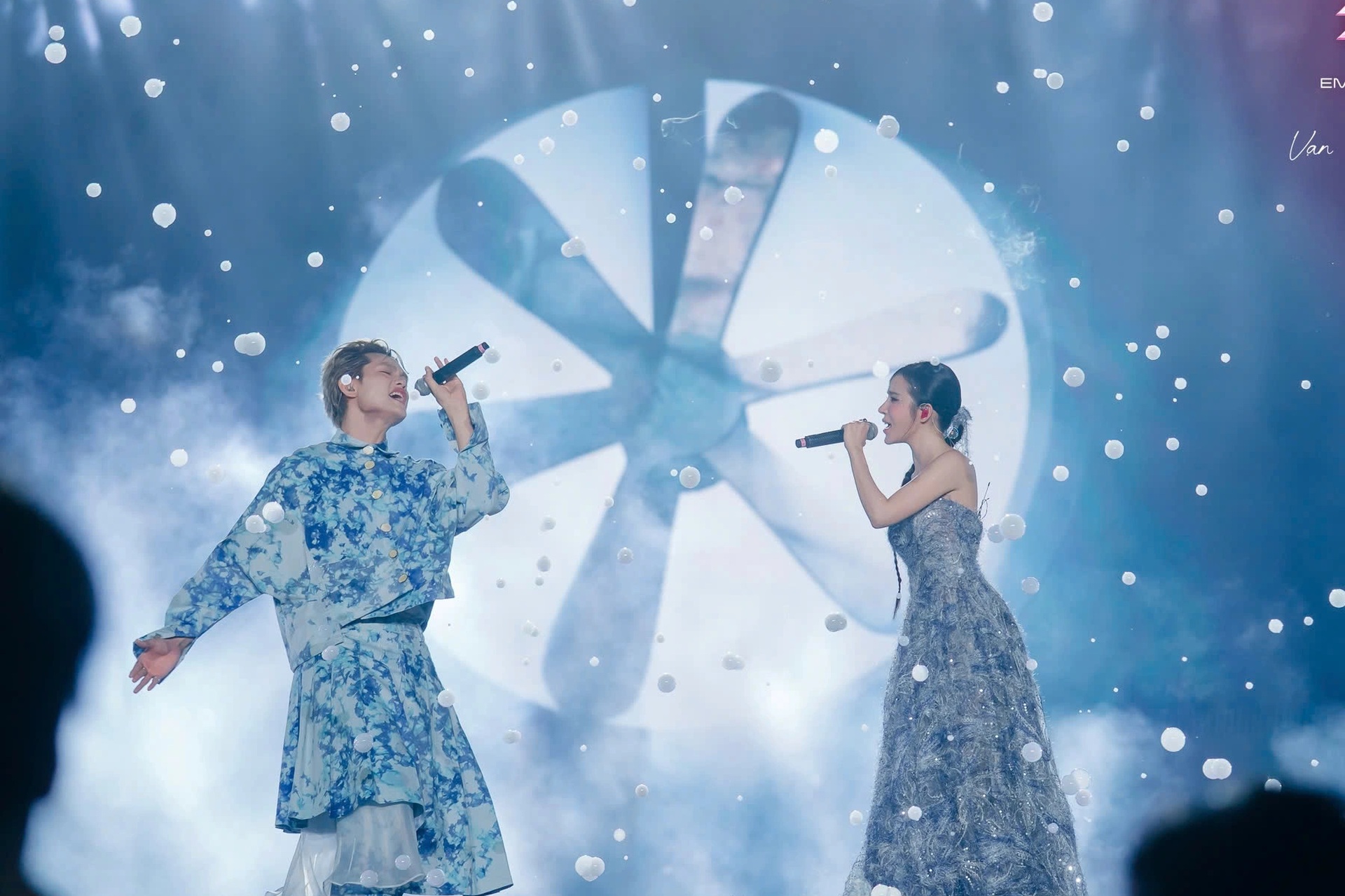 Phuong Ly brilha, o artista popular Thanh Ngoan canta Xam pela primeira vez com o grupo Phương Ly tỏa sáng, NSND Thanh Ngoan lần đầu hát xẩm cùng dàn “em xinh” - 10