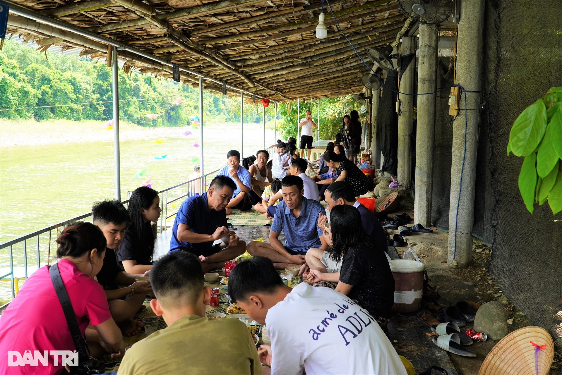 View - Ngày đầu nghỉ lễ 2/9, dân phố ùn ùn lên suối nước hoang sơ "đổi gió" | Báo Dân trí