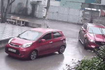 Phản xạ lùi xe nhanh không tưởng, cứu nguy cho tài xế