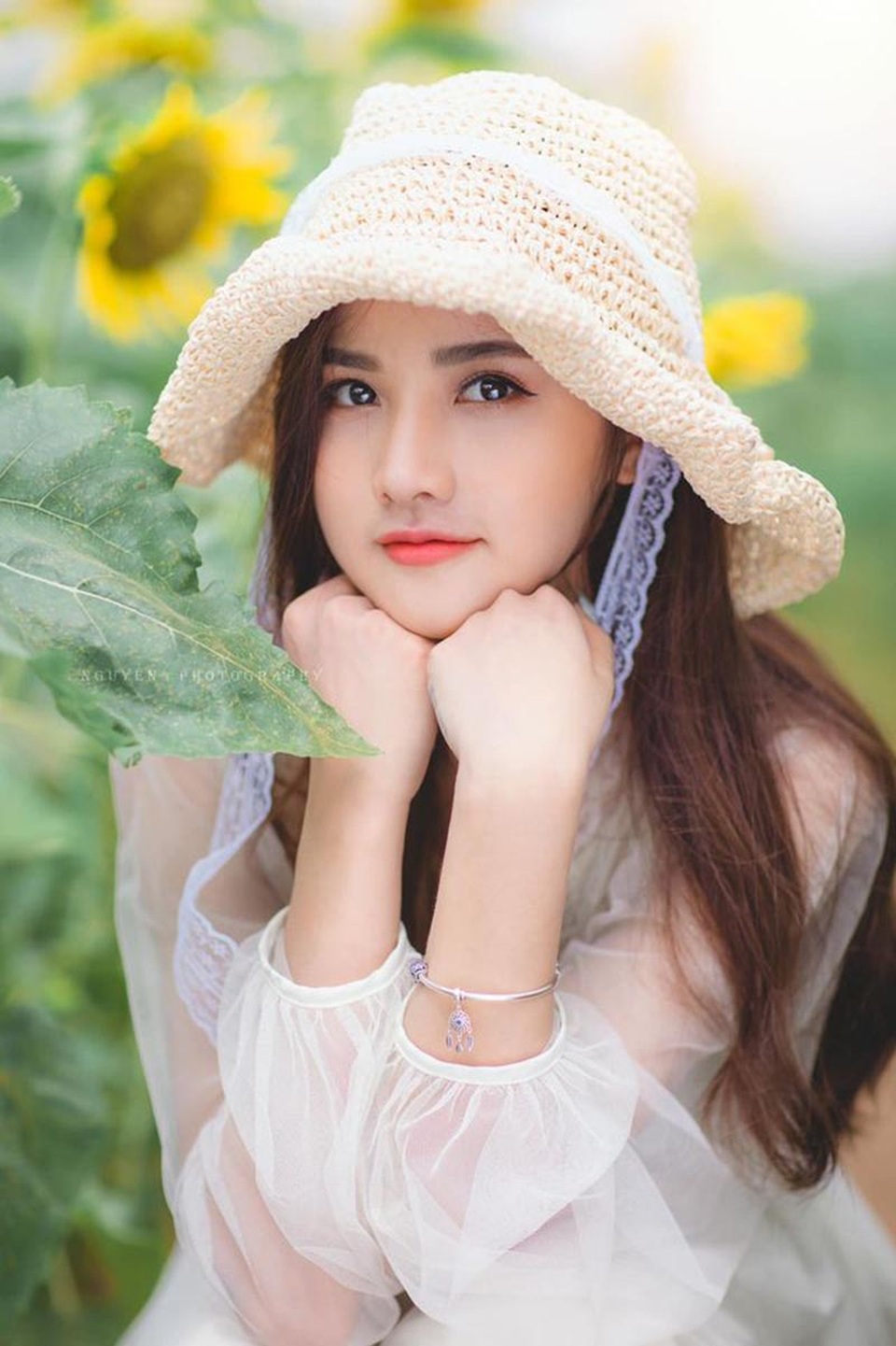 “Thiên thần đồng phục” khoe sắc bên hoa hướng dương - 4 “Thiên thần đồng phục” khoe sắc bên hoa hướng dương - 4