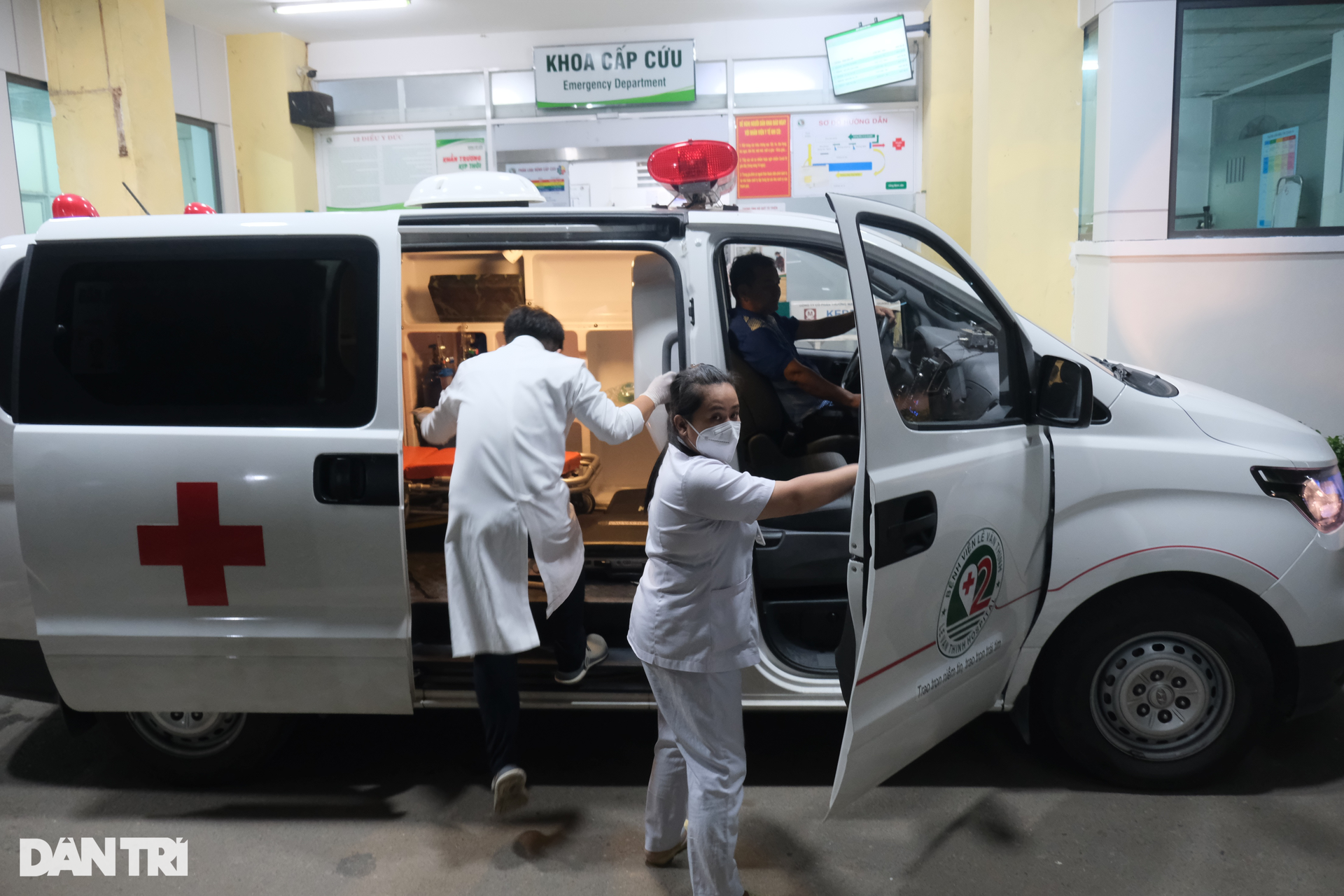Đêm trực sống - chết của bác sĩ cấp cứu: Con người, đâu phải cái máy - 6 Đêm trực sống - chết của bác sĩ cấp cứu: Con người, đâu phải cái máy - 6