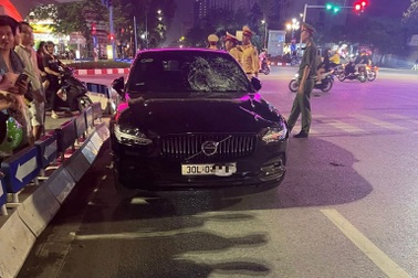 Xe đạp va chạm với "xế hộp" ở Hà Nội trong đêm, một người bị thương