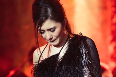 Hương Tràm phải tiêm kháng sinh vào cổ họng để hát trên sân khấu