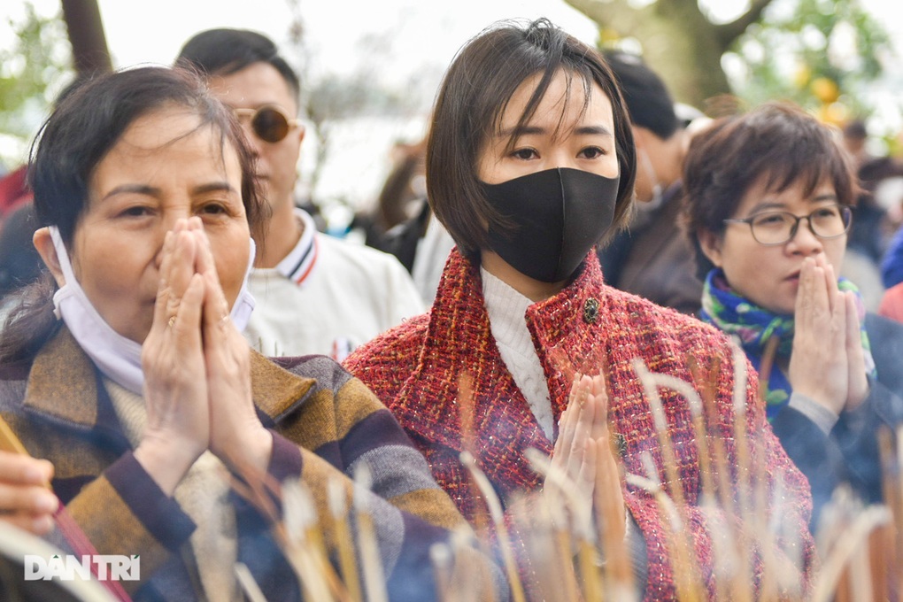 Biển người ùn ùn đi lễ phủ Tây Hồ ngày đầu năm mới Quý Mão 2023 - 6 Biển người ùn ùn đi lễ phủ Tây Hồ ngày đầu năm mới Quý Mão 2023 - 6