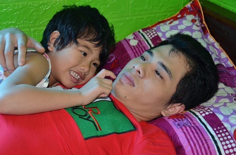 Hai bé thơ ôm người cha liệt giường khóc cầu xin mẹ về với con! - 7 Hai bé thơ ôm người cha liệt giường khóc cầu xin mẹ về với con! - 7