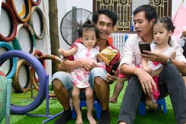 Diễn viên có gương mặt “khắc khổ” hạnh phúc khi làm bố ở tuổi 55