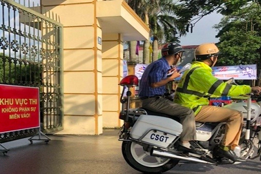 Thí sinh ngủ quên, cảnh sát dùng mô tô đặc chủng đến tận nhà đón