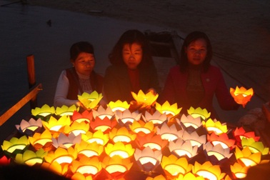 Thả đèn hoa đăng tưởng nhớ liệt sĩ trong trận chiến Gạc Ma