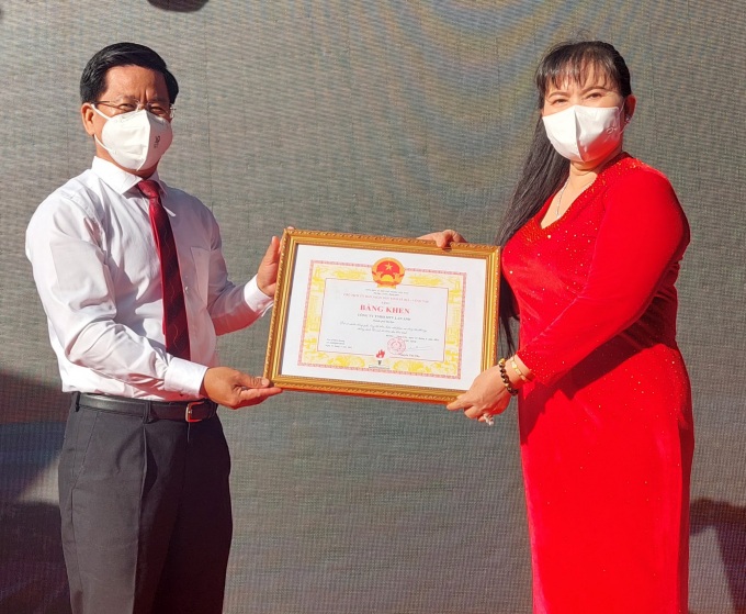 Ông Bùi Chí Thành, Chủ tịch UBMTTQ tỉnh BR-VT tặng bằng khen cho Chủ tịch HĐQT Công ty Lan Anh Nguyễn Nam Phương.