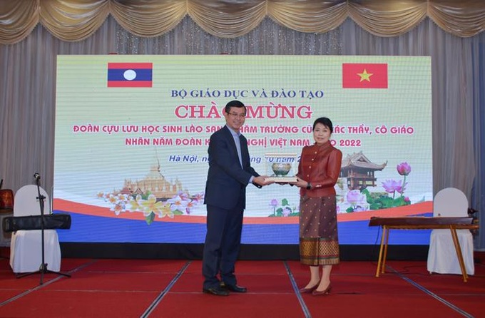 Thứ trưởng Bộ Giáo dục và Thể thao Lào Sisouk Vongvichit tặng quà lưu niệm cho Thứ trưởng Bộ GD&ĐT Nguyễn Văn Phúc.