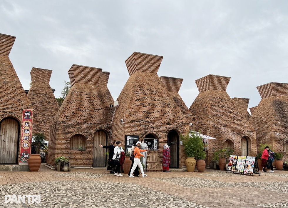 Khách Việt mua tour Trung Quốc: Ngắm cảnh nháo nhào, lùa vào mua sắm - 4 Khách Việt mua tour Trung Quốc: Ngắm cảnh nháo nhào, lùa vào mua sắm - 4