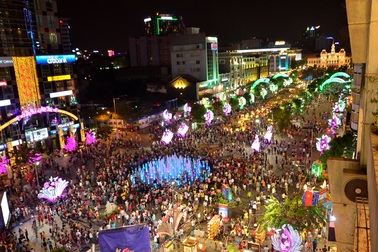 Hàng ngàn người du xuân sớm ở đường hoa Nguyễn Huệ