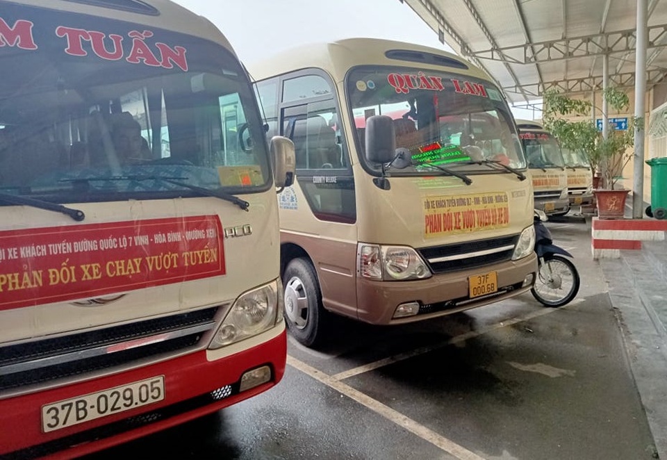 Hàng loạt xe khách dừng chạy phản đối xe dù cướp khách - 1 Hàng loạt xe khách dừng chạy phản đối xe dù cướp khách - 1
