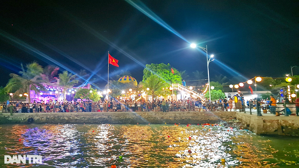 Hội hoa đăng tri ân các anh hùng liệt sĩ bên bờ Lam giang - 6 Hội hoa đăng tri ân các anh hùng liệt sĩ bên bờ Lam giang - 6