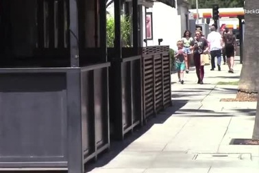 Hilary Duff xuống phố cùng con trai