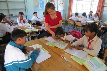 Niềm vui từ quyển vở có hai màu giấy