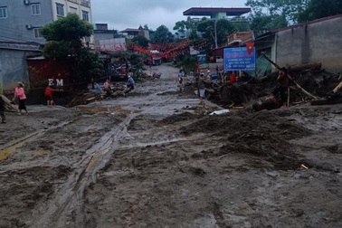 Lũ ống bất ngờ đổ về trong đêm, 2 người chết, 1 người mất tích