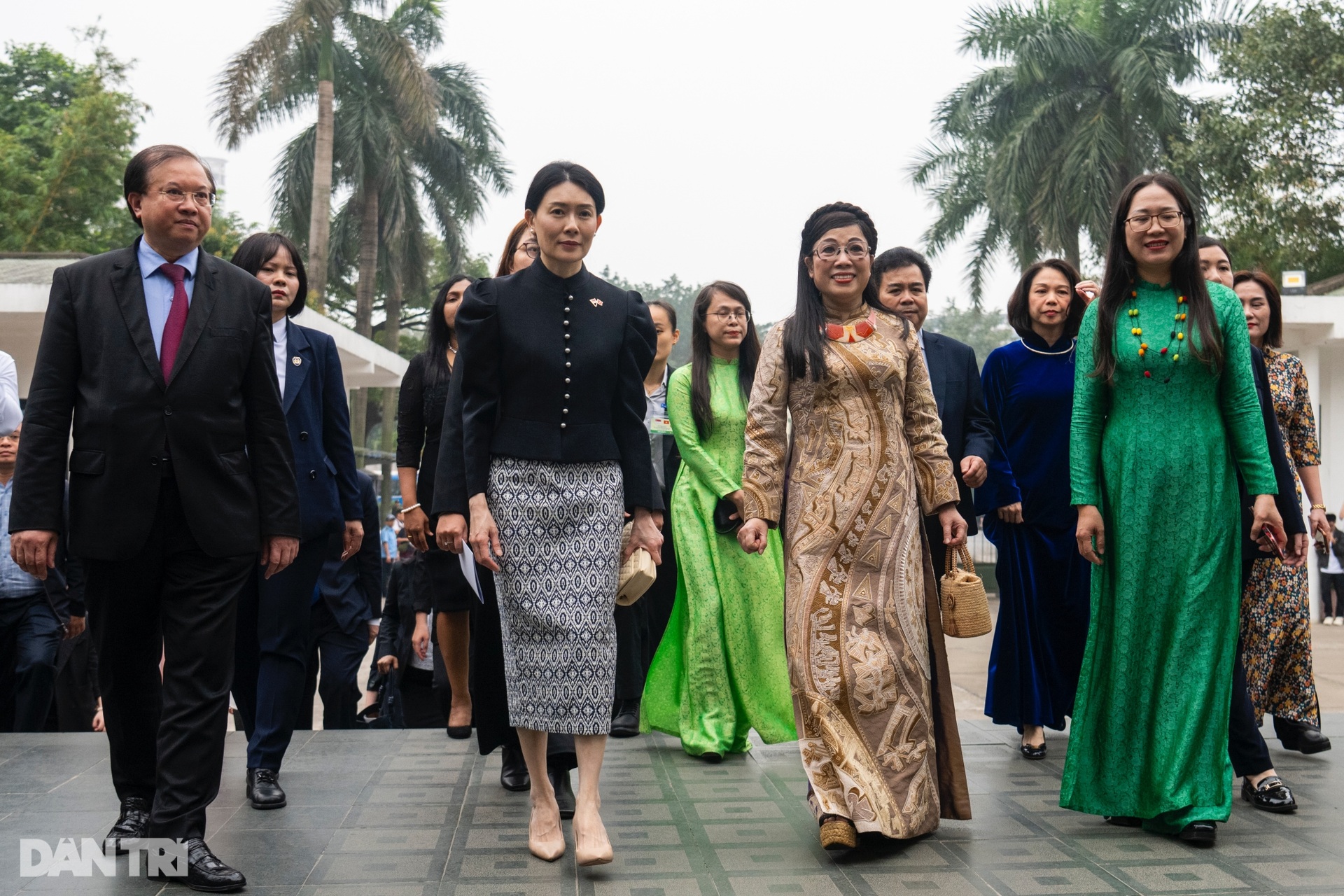 Phu nhân Bích Trân và Phu nhân Thủ tướng Singapore đội nón lá, nghe quan họ - 1 Phu nhân Bích Trân và Phu nhân Thủ tướng Singapore đội nón lá, nghe quan họ - 1