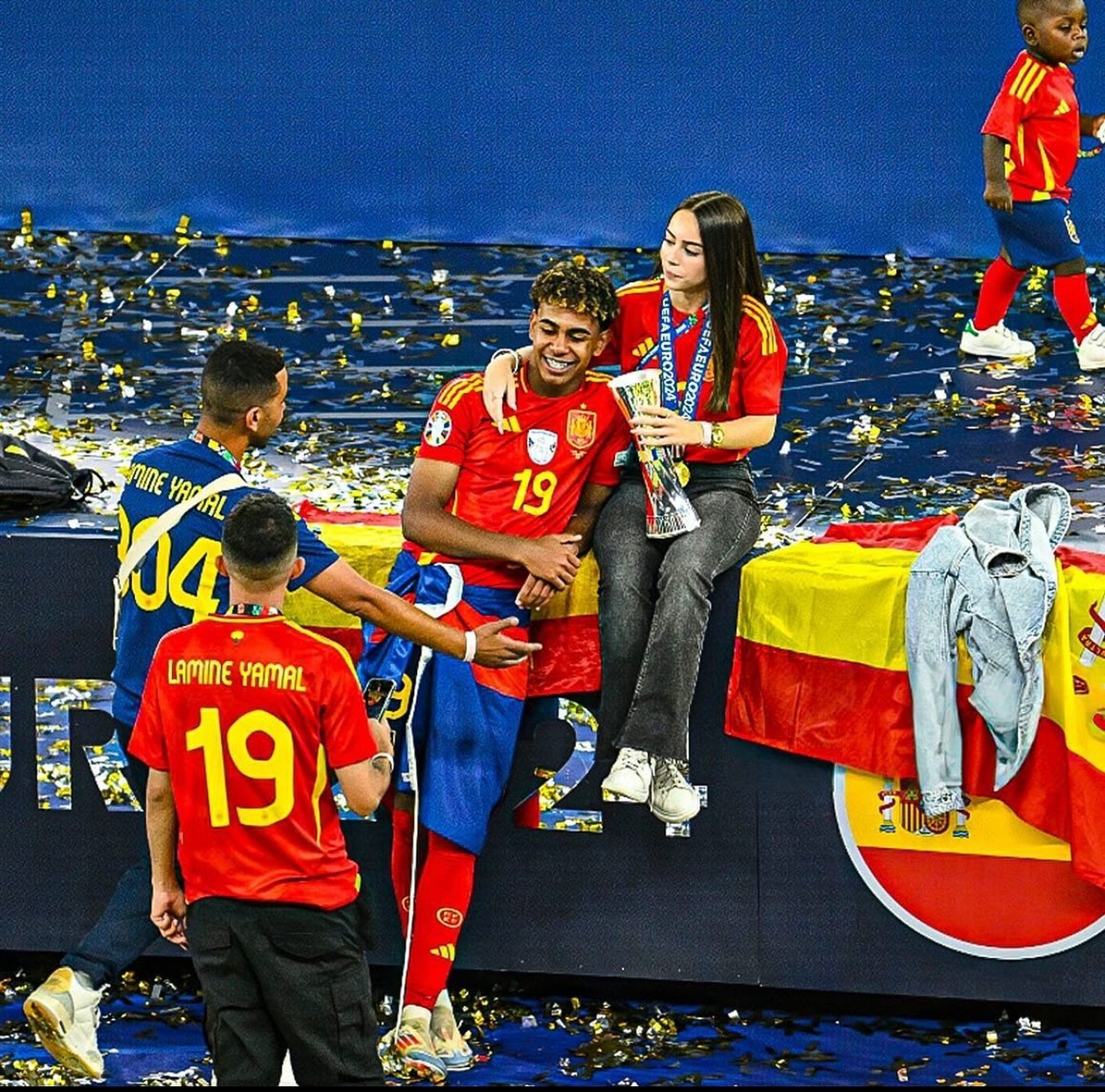 4 bóng hồng rơi vào vòng xoáy tình ái ồn ào của thần đồng bóng đá Yamal - 16