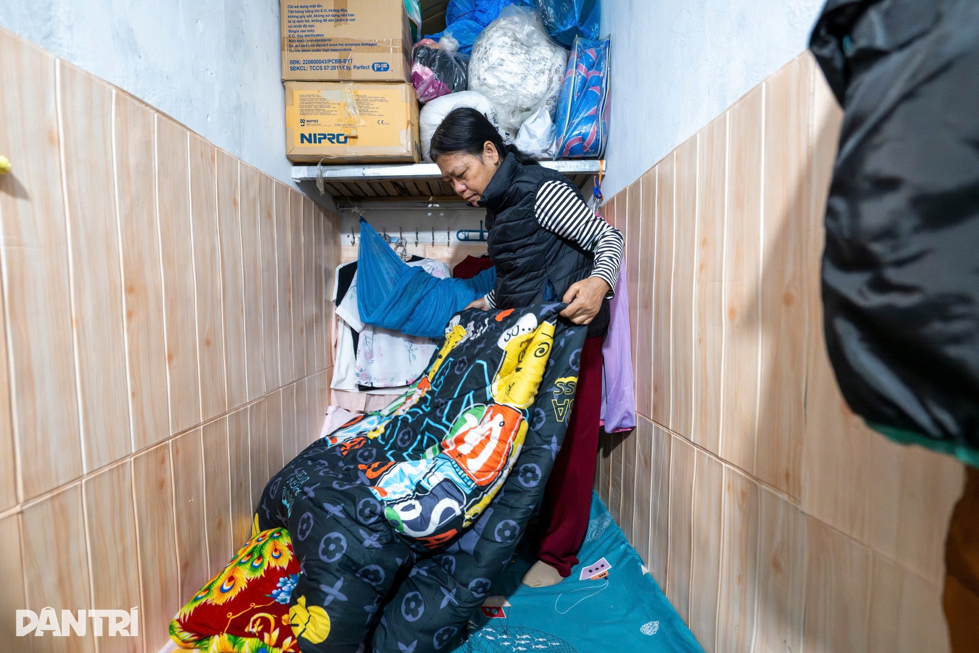 ជីវិតមនុស្សតស៊ូនឹងភាពត្រជាក់នីមួយៗក្នុងតំបន់លាងឈាមទីក្រុងហាណូយ - ៧ Những phận người chật vật theo từng đợt rét tại xóm chạy thận Hà Nội - 7