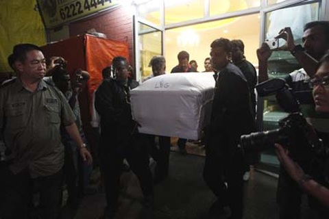 Ấn Độ: Thi thể nữ sinh bị hãm hiếp đã về nước, người dân lại xuống đường