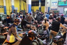 Chủ cây xăng than thở: Bán hàng mỏi tay vì khách đông, 23h mới được ăn tối