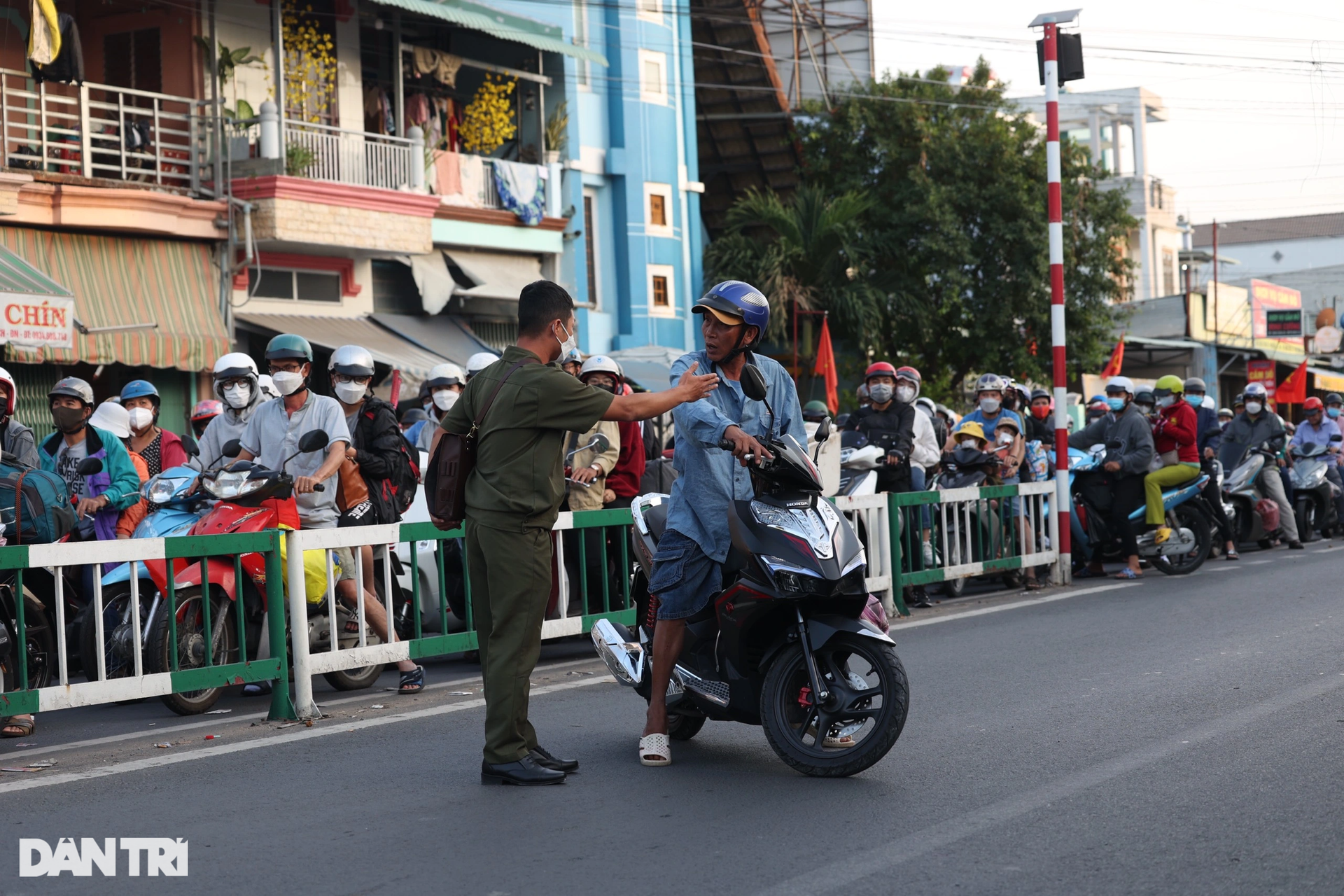 Cửa ngõ TPHCM kẹt cứng khi người dân ùn ùn trở lại sau Tết - 4 Cửa ngõ TPHCM kẹt cứng khi người dân ùn ùn trở lại sau Tết - 4