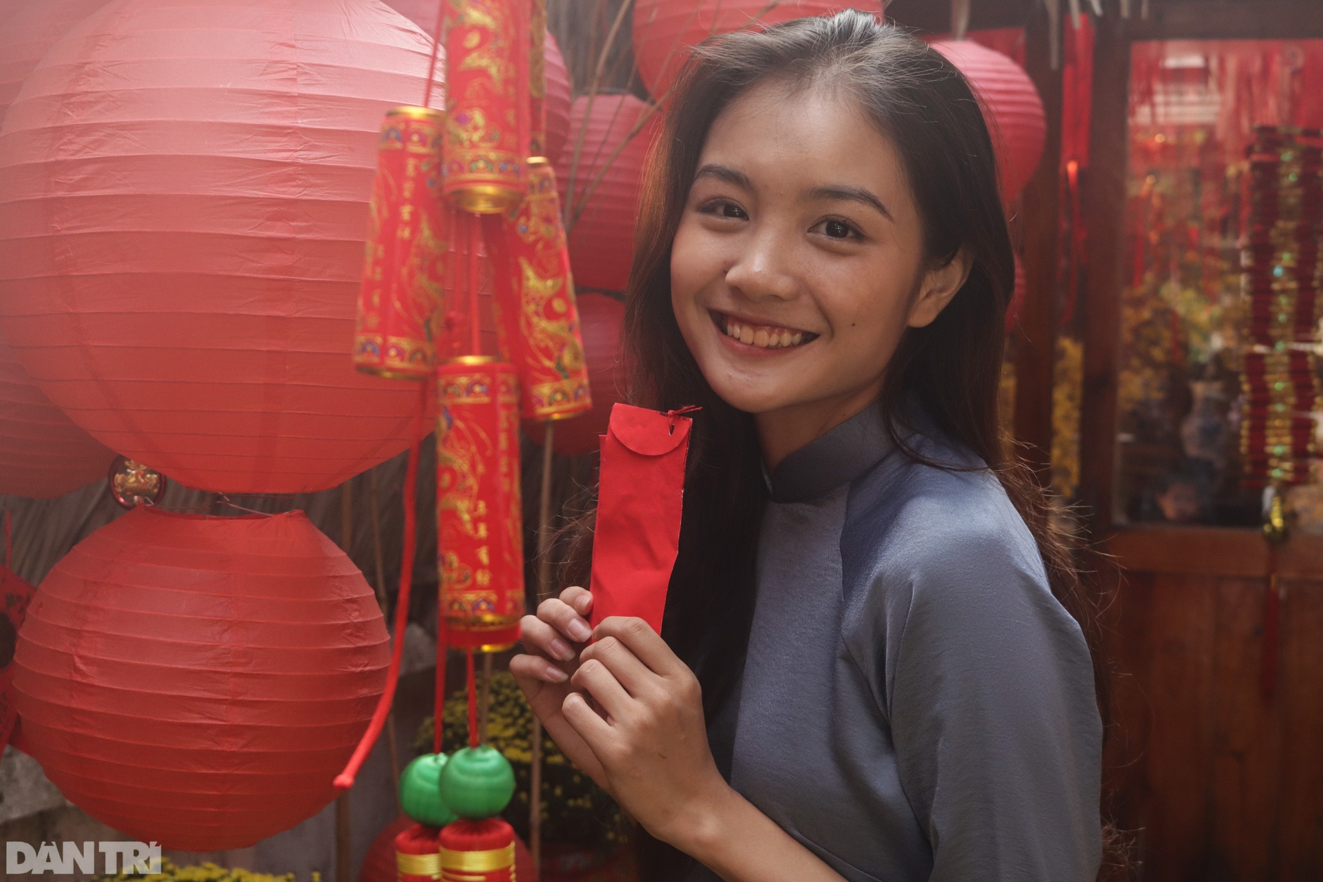 Giới trẻ Sài Gòn vui chơi, chụp hình đón Tết sớm ở quán cà phê - 3 Giới trẻ Sài Gòn vui chơi, chụp hình đón Tết sớm ở quán cà phê - 3