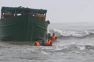 Tàu nạo vét luồng lạch bị sóng biển đánh mắc kẹt vào ghềnh đá