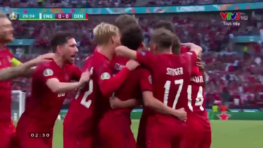 Damsgaard sút phạt ghi bàn vào lưới Anh
