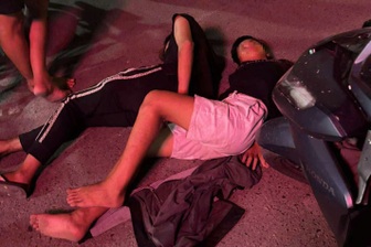 Người dân vây bắt nhóm cầm dao đi trộm xe máy ở TPHCM