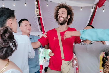 Khách Tây thích thú "quẩy ké" đám cưới ở Quảng Trị, mừng phong bì 100 USD