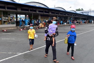 Bố thất nghiệp dẫn 3 con nhỏ  lên chuyến xe miễn phí từ TPHCM về Kiên Giang