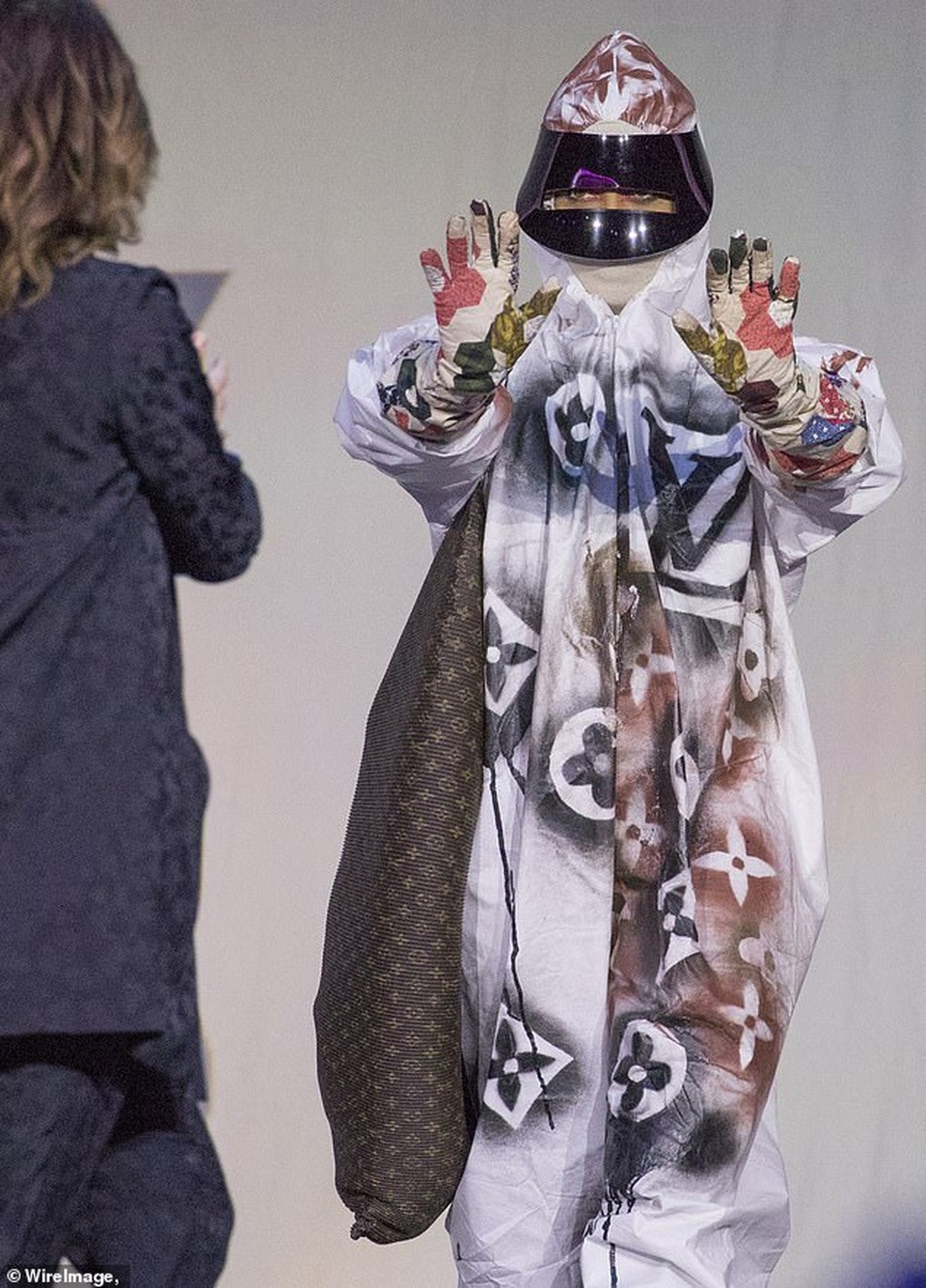 Phòng Covid-19, ca sĩ Mỹ che kín toàn thân khi lên nhận giải - 3 Phòng Covid-19, ca sĩ Mỹ che kín toàn thân khi lên nhận giải - 3