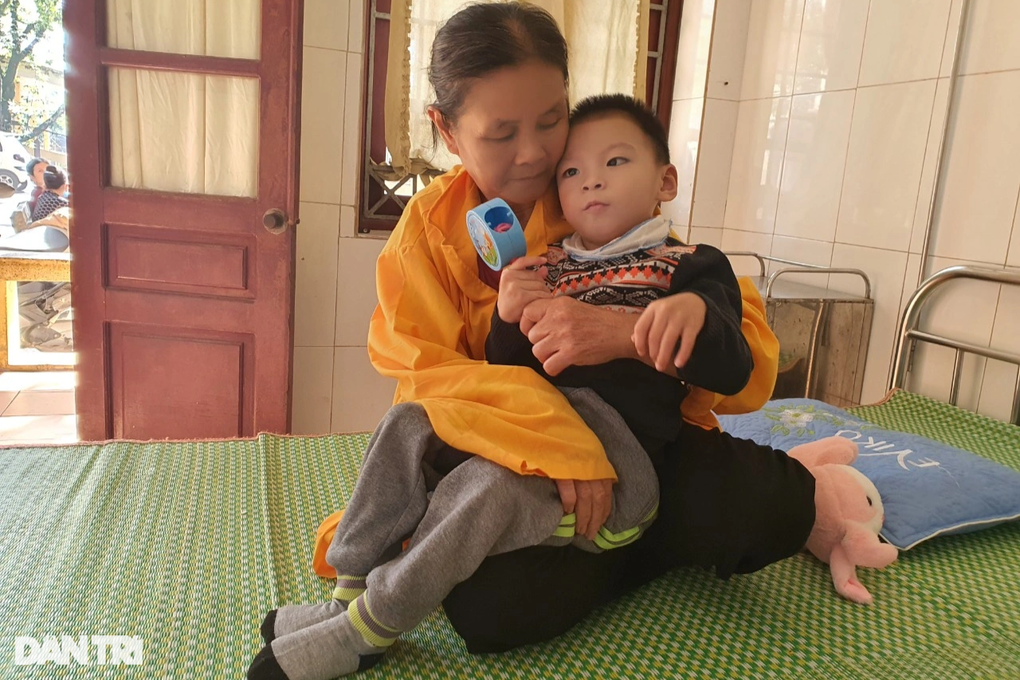 Tiếng khóc xé lòng của bé trai được mẹ đánh đổi mạng sống - 3 Tiếng khóc xé lòng của bé trai được mẹ đánh đổi mạng sống - 3