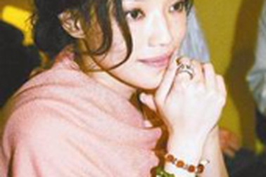 Thư Kỳ phản ứng dữ dội với cánh săn ảnh