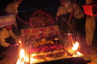 Thả hoa tưởng niệm liệt sĩ Trường Sa
