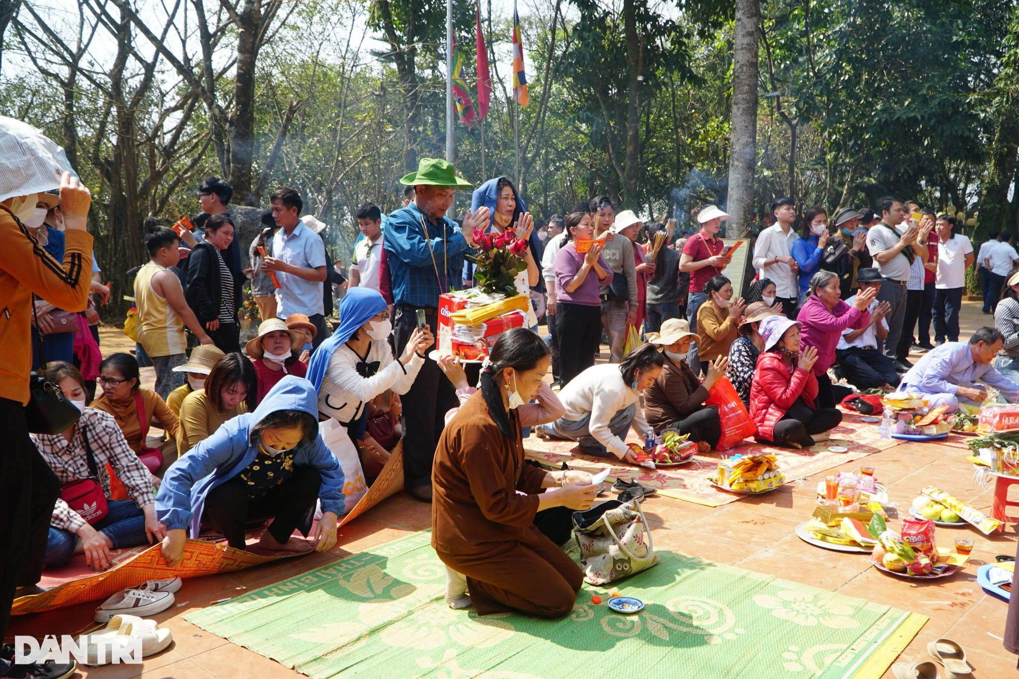 Đền Nưa - Am Tiên đông nghịt trong ngày mở cổng trời - 6