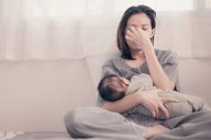 Chồng lén lấy sữa tôi vừa vắt, tôi xấu hổ tột cùng khi biết anh làm gì