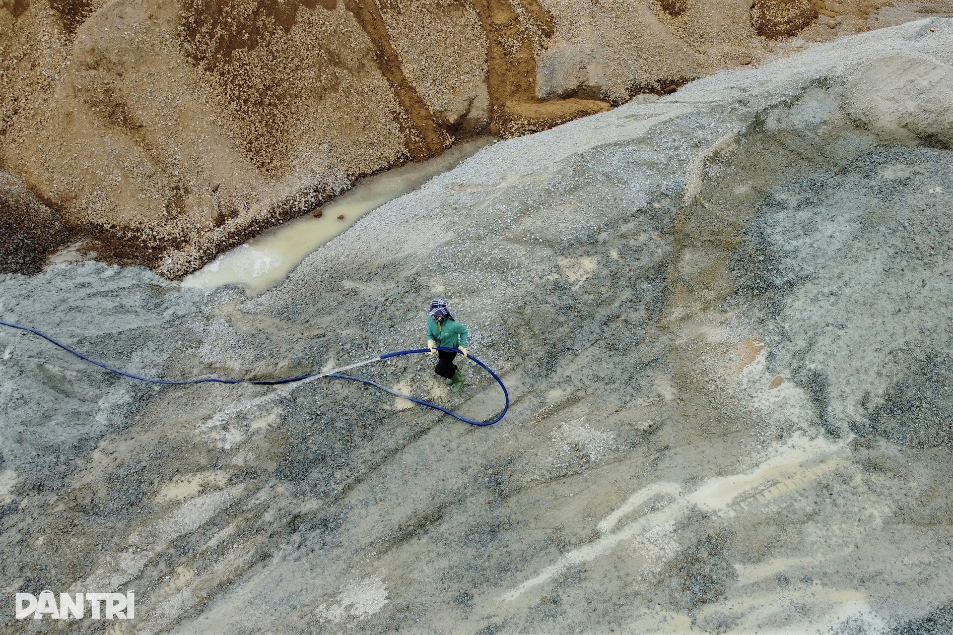 Bãi vật liệu khổng lồ mọc cạnh nhà ở xã hội, cư dân hứng bụi - 7 Bãi vật liệu khổng lồ mọc cạnh nhà ở xã hội, cư dân hứng bụi - 7