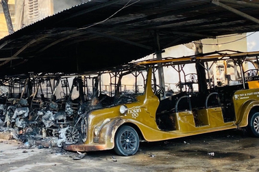 Hỏa hoạn thiêu rụi 40 xe điện du lịch ở Hội An