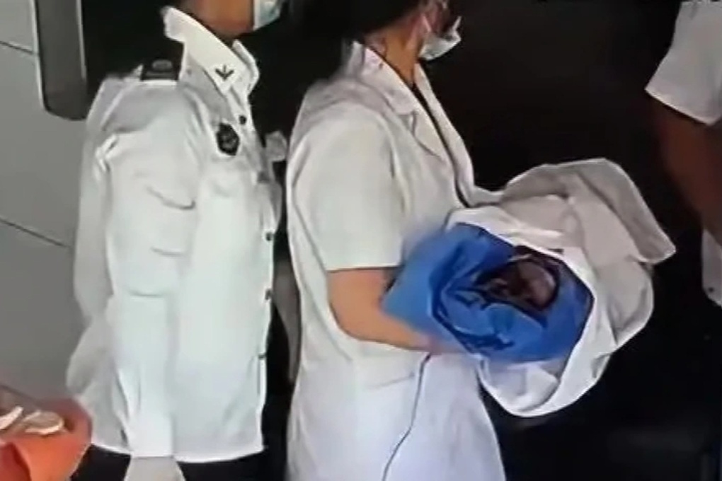 Đi khám vì tưởng mắc bệnh dạ dày, người phụ nữ bất ngờ sinh con - 1 Đi khám vì tưởng mắc bệnh dạ dày, người phụ nữ bất ngờ sinh con - 1