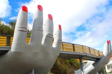 Cây cầu "nhái" giống Cầu Vàng (Đà Nẵng) nhưng được sơn móng đỏ chót