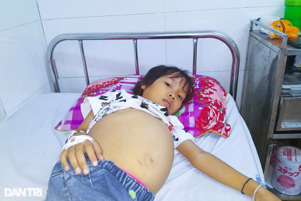 Xót xa cảnh người phụ nữ vừa mất chồng lại lo mất con - 2