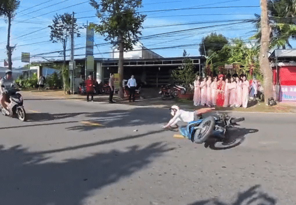 Đang chụp ảnh đám cưới, thanh niên vô tình ghi lại cảnh tai nạn liên hoàn - 2 Đang chụp ảnh đám cưới, thanh niên vô tình ghi lại cảnh tai nạn liên hoàn - 2